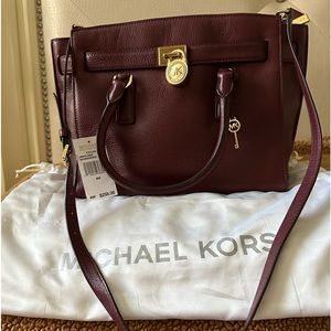 Authentic Michael Kors Burgundy Pebbled Leather Medium Messenger Handbag 👜